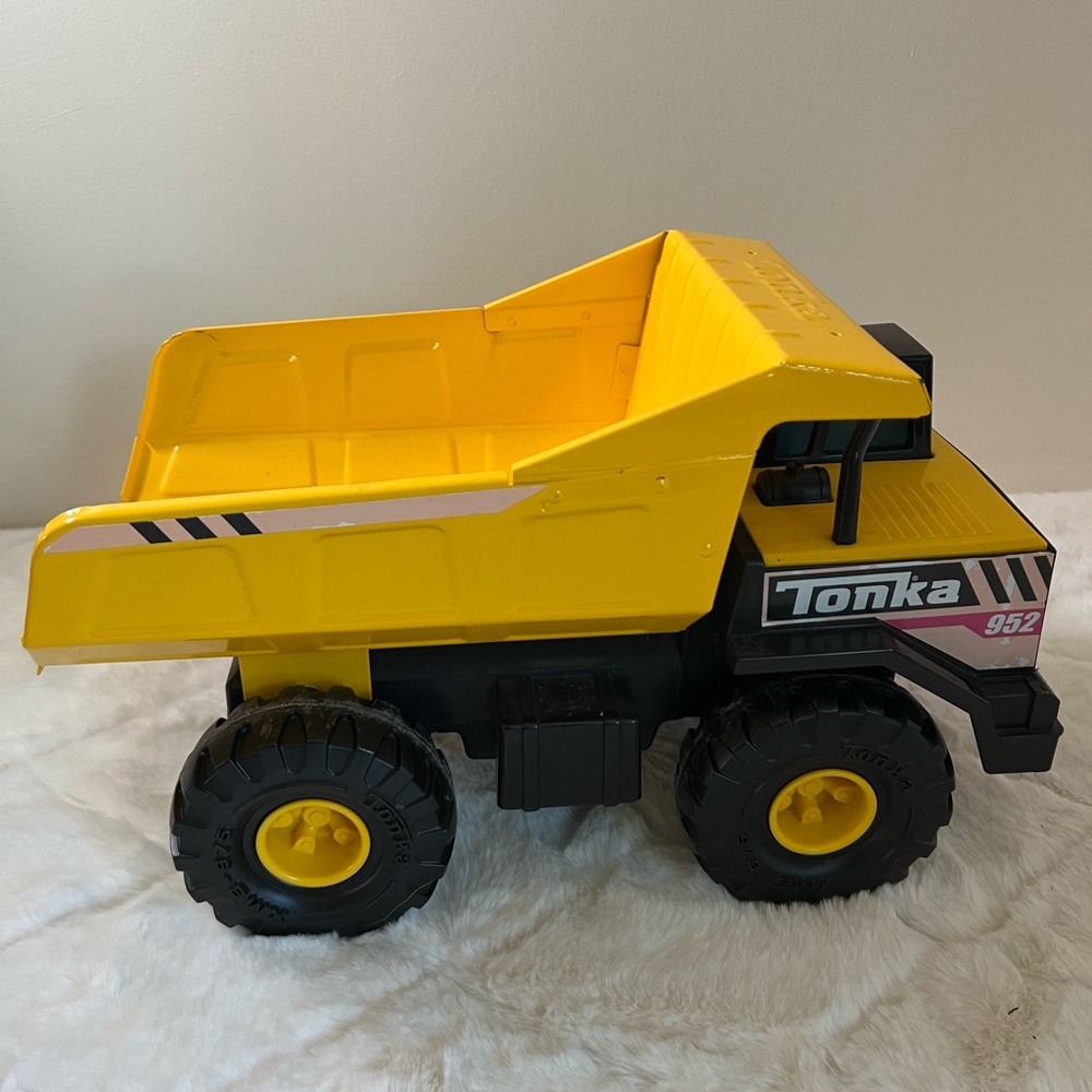 Tonka Black and Yellow Dump Truck